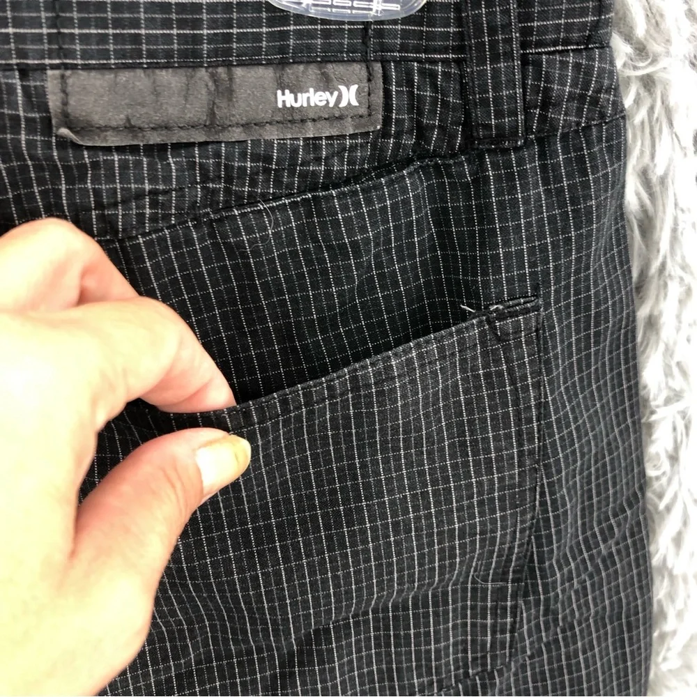 Hurley Shorts Mens Size 30 84 Slim Checkered Plaid Black Logo Chino